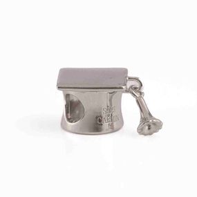 Charm Carmín Birrete de Plata